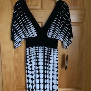 NWT, Dress, black/ white, super cute, slimming waistline